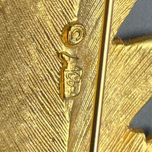 Coro Gold Tone Folded Leaf Pin Brooch, Vintage 1960s Coro, Excellent Condition - Picture 2 of 5